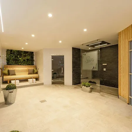 Отель Manor & Garden 4*