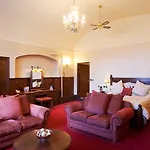 Отель Manor & Garden